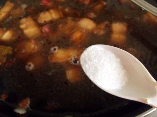 14、红烧肉,放入白糖和盐。