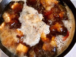 15、红烧肉,大火烧开后转中火炖一个半小时。