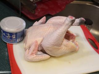 1、茄苳蒜头鸡,全鸡洗净拭干，抹上盐，放入雪柜至少腌渍6小时让其入味。盐的量是以干式盐渍法计量（全鸡：7-8g盐/每公斤鸡），这样鸡会更鲜润多汁够味！