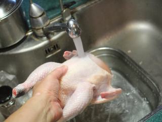 2、茄苳蒜头鸡,要煮鸡之前，快速冲掉鸡身盐分