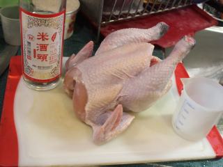 3、茄苳蒜头鸡,拭干后全鸡抹上米酒。