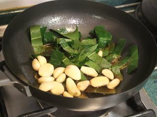 5、茄苳蒜头鸡,将麻油加热，将蒜头和切丝的茄苳叶稍稍炒过。