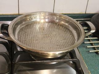 6、茄苳蒜头鸡,煮鸡的锅，只要耐热有盖的锅具都合适，像中华炒锅，铸铁锅都合用。今天用的是SILGA烧烤锅。