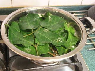 7、茄苳蒜头鸡,底层铺上一些茄苳叶。