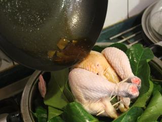 9、茄苳蒜头鸡,将锅里剩下的麻油淋在鸡身。