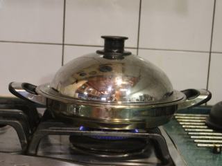 11、茄苳蒜头鸡,盖上锅盖，用小火慢慢焖煮80分钟，熄火后再焖10分钟。