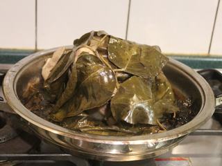 12、茄苳蒜头鸡,煮好，掀盖起锅，茄苳叶精华释出，已经变软变色。