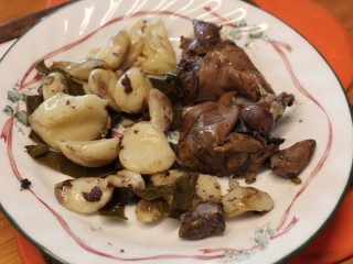 15、茄苳蒜头鸡,肚子里蒜头煮的软软的，非常的甜美有味，鸡心和鸡肝也很好吃。