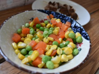 3、电饭煲+番茄饭,再准备些什锦杂蔬。这个可以随自己喜好来添加