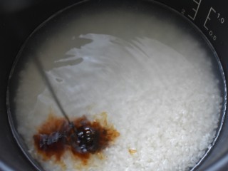 5、电饭煲+番茄饭,在电饭煲中加入一勺生抽