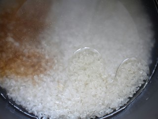 6、电饭煲+番茄饭,再滴入2滴食用油