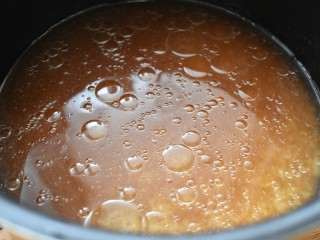 7、电饭煲+番茄饭,先将它们搅匀