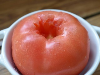 9、电饭煲+番茄饭,将番茄洗干净,挖去蒂部