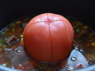 11、电饭煲+番茄饭,放在电饭煲的中心。按照正常程序蒸米饭就好啦