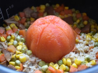 12、电饭煲+番茄饭,米饭蒸好后,将番茄的皮撕掉