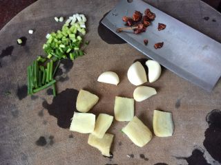 3、#无肉不欢#红烧肉,姜切片，葱切花和切段、蒜瓣去皮、八角洗净