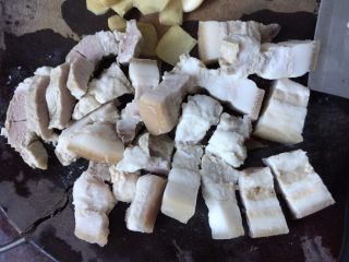 4、#无肉不欢#红烧肉,五花肉洗去血沫后切成块