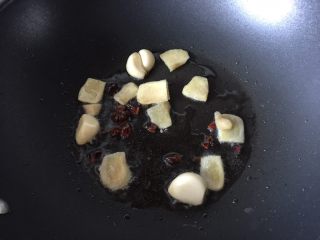 5、#无肉不欢#红烧肉,锅里热油后放入姜片、蒜瓣和八角煸香
