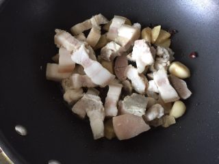 6、#无肉不欢#红烧肉,然后放入切好的五花肉煎