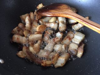 7、#无肉不欢#红烧肉,煎至五花肉变色即可