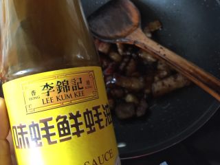 11、#无肉不欢#红烧肉,加入蚝油