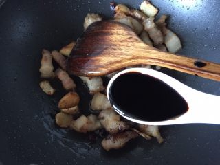 9、#无肉不欢#红烧肉,加入生抽