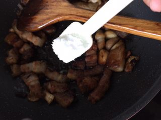 10、#无肉不欢#红烧肉,加入盐