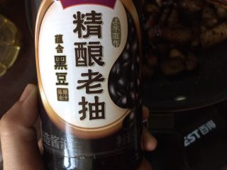 14、#无肉不欢#红烧肉,加入老抽