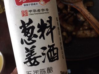 15、#无肉不欢#红烧肉,加入葱姜料酒