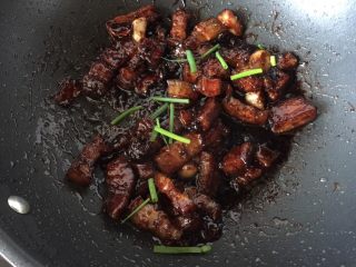 17、#无肉不欢#红烧肉,翻拌均匀再加入葱段翻炒一下