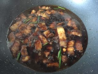 18、#无肉不欢#红烧肉,加入开水，末过五花肉即可