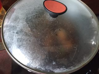 19、#无肉不欢#红烧肉,盖上锅盖中火焖煮开后转小火焖