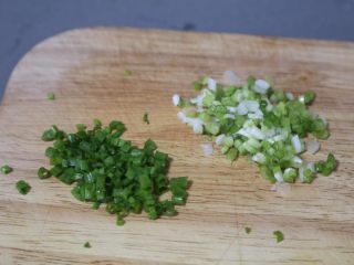 4、酸辣宽粉,葱白葱绿分开切碎