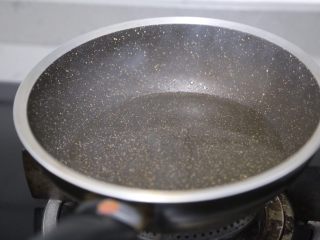 7、酸辣宽粉,锅里烧热油烧至冒烟