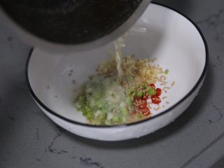 8、酸辣宽粉,淋在配料碗里