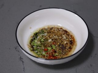 9、酸辣宽粉,再加入酱油、香醋