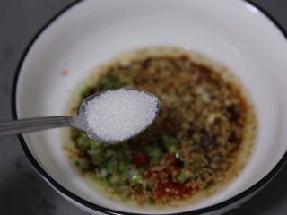 10、酸辣宽粉,盐和白糖