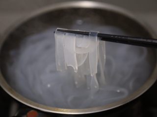 14、酸辣宽粉,煮好后捞出