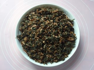 1、梅干菜麦饼,先将梅干菜提前泡发，然后清洗干净，挤掉水分备用。