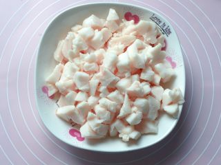 2、梅干菜麦饼,将肥肉洗净切小块备用。