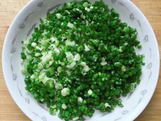 7、梅干菜麦饼,香葱洗净切碎备用。