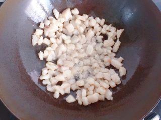 8、梅干菜麦饼,来做馅料：锅烧热，下入肥肉块煸出油。