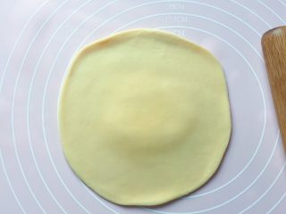 14、梅干菜麦饼,取一份面团，用擀面杖擀成中间稍厚边缘薄一点的饼皮。