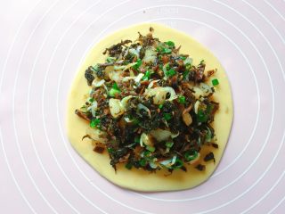 15、梅干菜麦饼,在饼皮中间放上做好的梅干菜馅料（馅料尽量多放些，越多越好吃）。