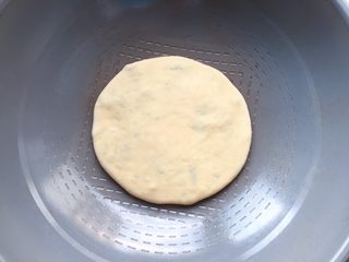 19、梅干菜麦饼,平底锅烧热（锅中不需要放油），直接放入梅干菜饼，中小火烙制。