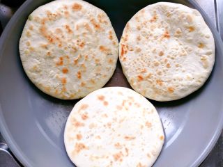 20、梅干菜麦饼,期间要多翻几次面，直至烙熟。