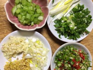 2、麻辣火锅鲜鱼,辣椒切细段,大蒜老姜剁末,芹菜切细节大葱一半切细段一般切丝,香葱切葱花