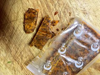 7、麻辣火锅鲜鱼,蒸鱼的时候,炒制浇汁,火锅底料取50克