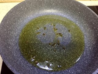 8、麻辣火锅鲜鱼,热锅倒入油,油温7成放入花椒