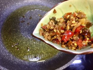 9、麻辣火锅鲜鱼,放入剩余的泡椒末